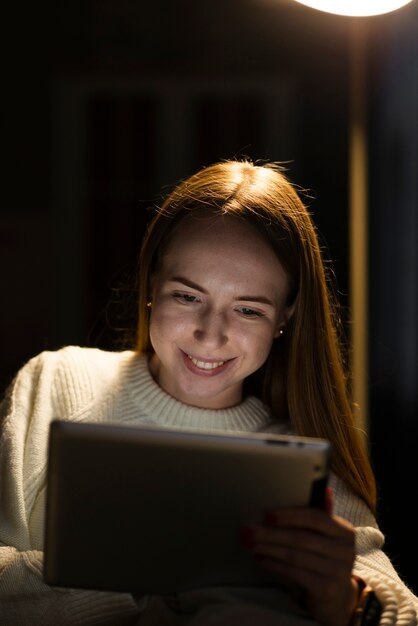 Vooraanzicht van lachende vrouw met tablet