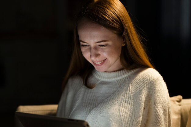 Vooraanzicht van lachende vrouw op laptop