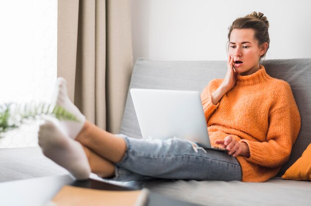 Vooraanzicht van lachende zittend op de bank