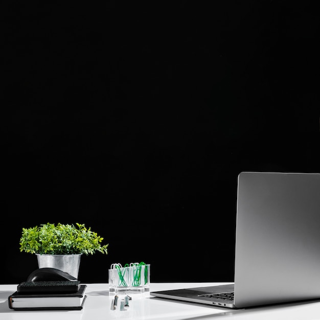 Vooraanzicht van laptop en agenda op tafel