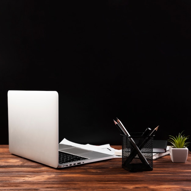 Gratis foto vooraanzicht van laptop op houten tafel