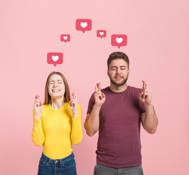 Vooraanzicht van man en vrouw die een wens doen