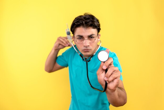 Vooraanzicht van mannelijke arts met stethoscoop