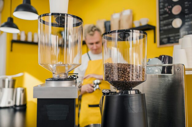 Vooraanzicht van mannelijke barista met schort in winkel