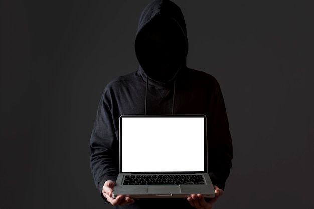 Gratis foto vooraanzicht van mannelijke laptop van de hakkerholding