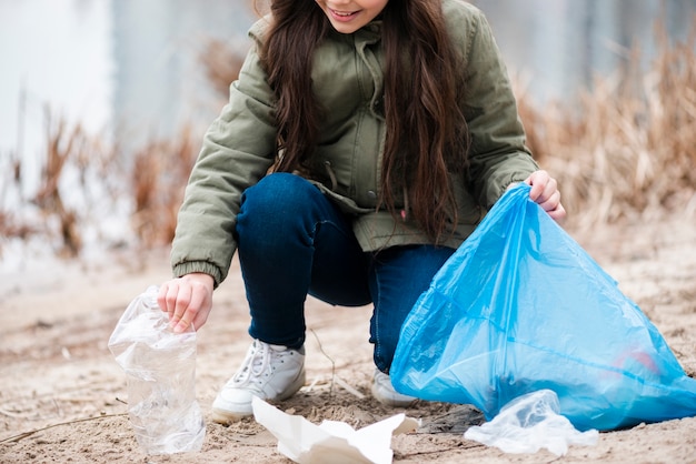 Vooraanzicht van meisje dat de grond schoonmaakt