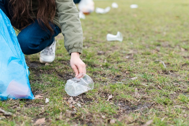 Vooraanzicht van meisje dat de grond schoonmaakt