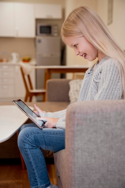 Vooraanzicht van meisje met tablet