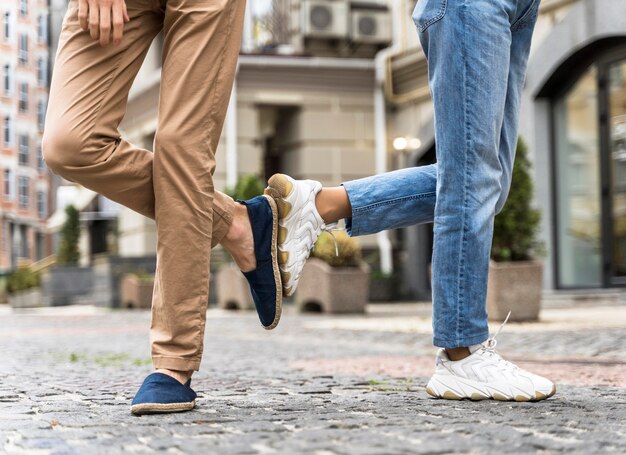 Vooraanzicht van mensen die op een nieuwe, normale manier begroeten met hun voeten