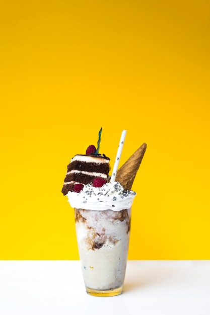 Gratis foto vooraanzicht van milkshake met ijshoorntje en cake