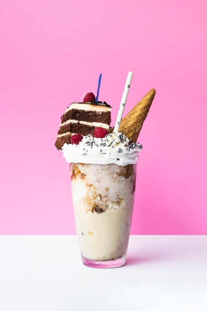 Vooraanzicht van milkshake met roze achtergrond