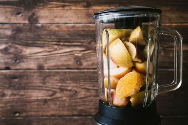 Vooraanzicht van mixer met de ruimte van het fruitexemplaar