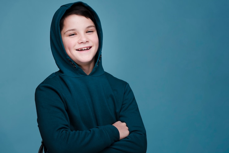 Gratis Foto vooraanzicht van moderne jongen met exemplaarruimte