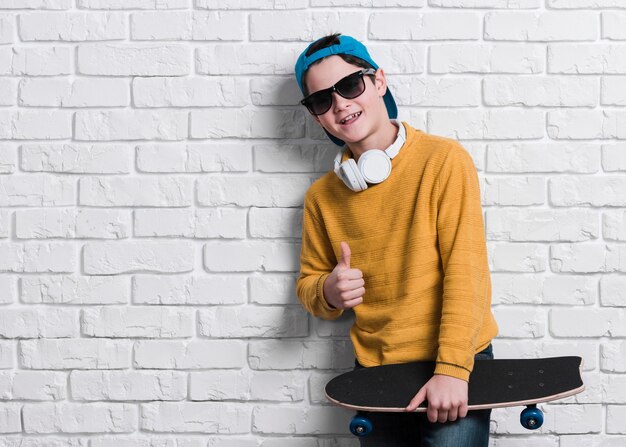 Vooraanzicht van moderne jongen met skateboard