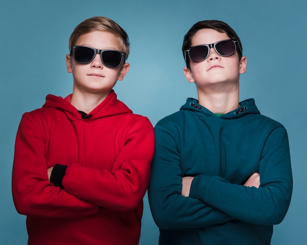 Vooraanzicht van moderne jongens met zonnebril het stellen