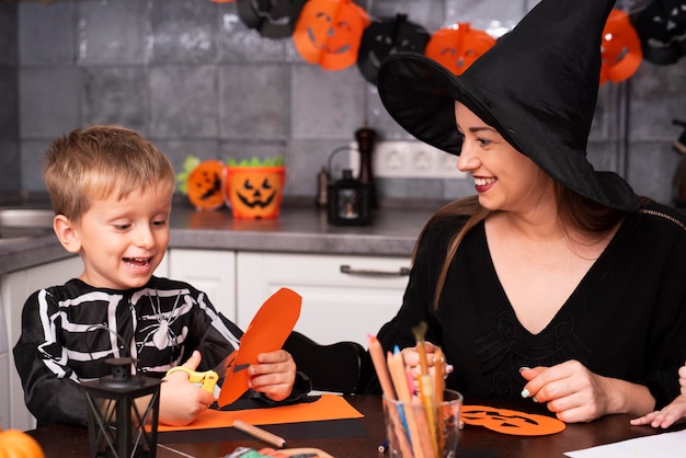 Vooraanzicht van moeder en zoon in de keuken