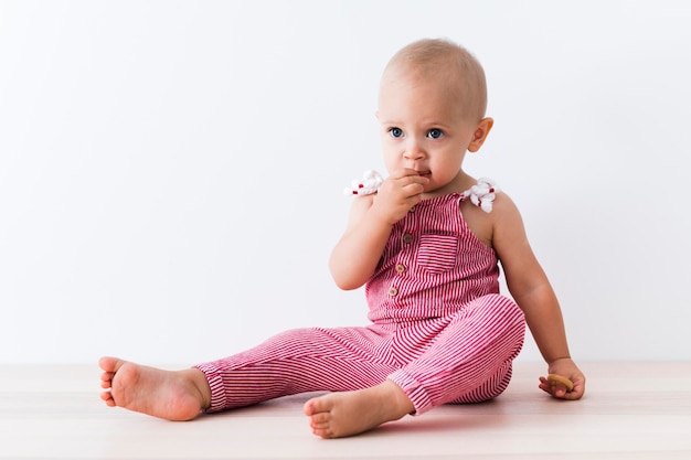 Vooraanzicht van mooi glimlachend babymeisje