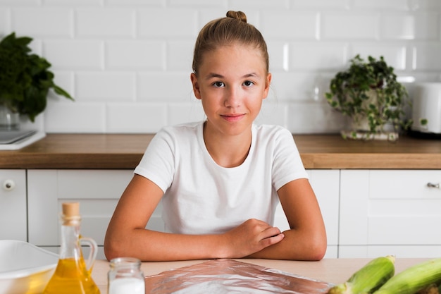 Vooraanzicht van mooi meisje in de keuken