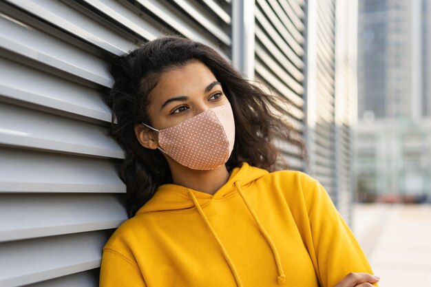 Vooraanzicht van mooi meisje met gezichtsmasker