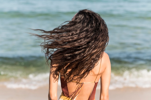 Gratis foto vooraanzicht van mooi meisje op strand