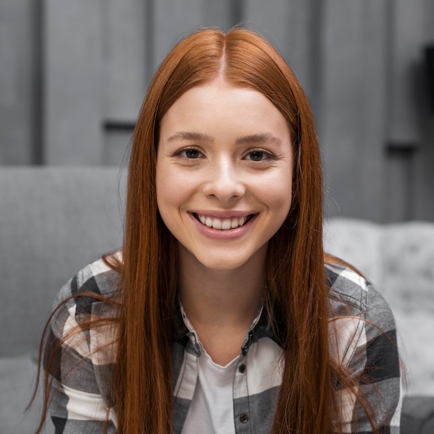 Gratis foto vooraanzicht van mooie gelukkige vrouw