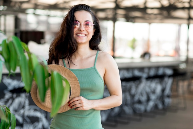 Vooraanzicht van mooie lachende vrouw