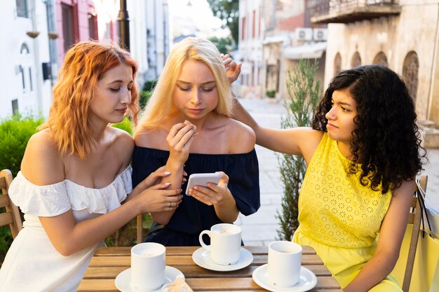 Gratis foto vooraanzicht van mooie meisjes bij restaurant