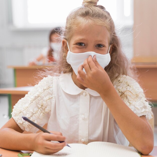 Vooraanzicht van mooie meisjes met gezichtsmasker