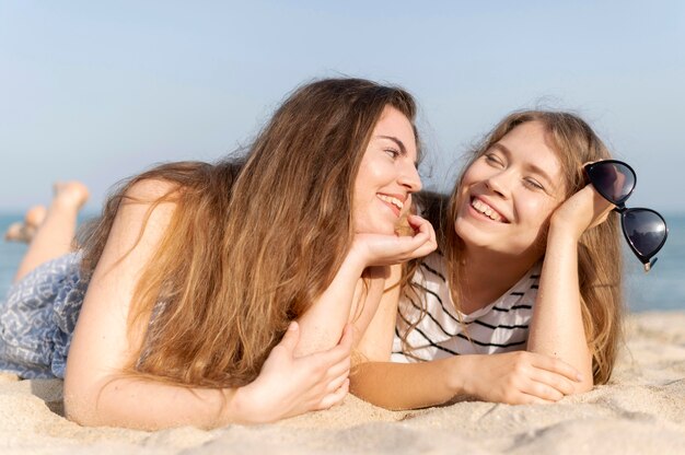 Vooraanzicht van mooie meisjes op het strand