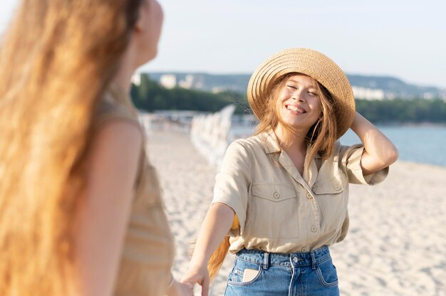 Vooraanzicht van mooie meisjes op het strand