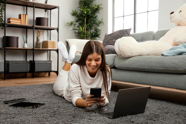 Vooraanzicht van mooie vrouw die binnenactiviteit doet