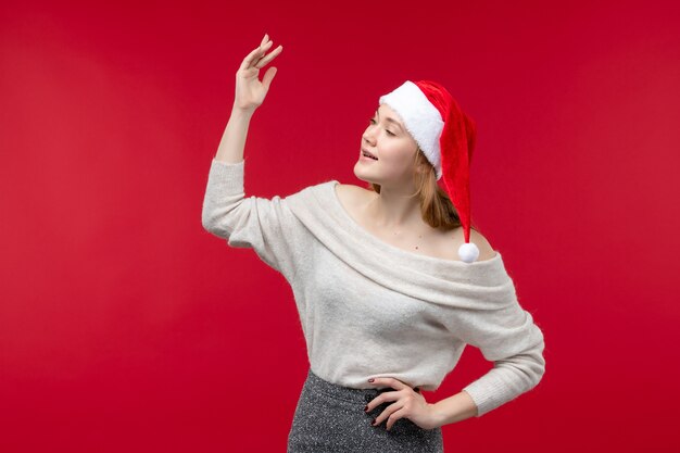 Vooraanzicht van mooie vrouw die gewoon op rood staat