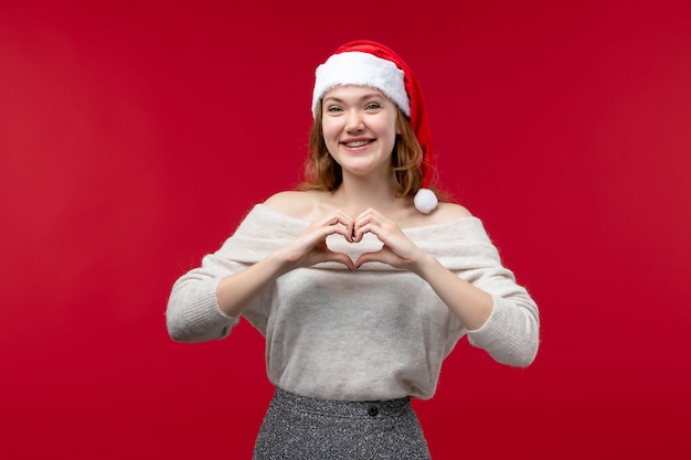 Gratis foto vooraanzicht van mooie vrouw die liefde op rood stuurt