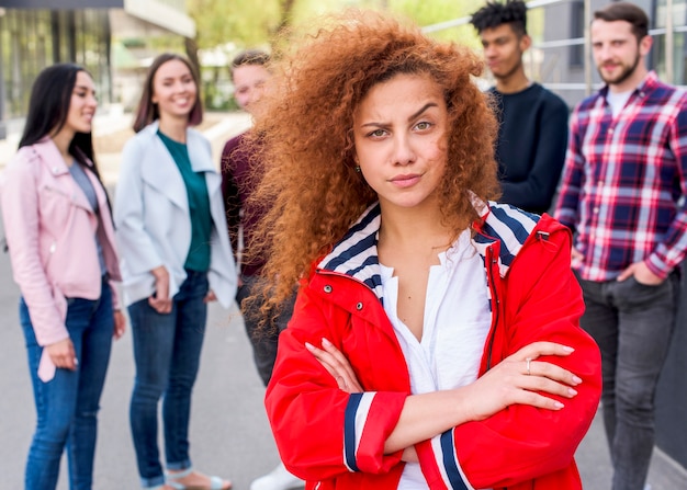 Vooraanzicht van mooie vrouw die met krullende haren camera bekijken