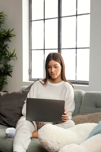 Gratis foto vooraanzicht van mooie vrouw die op laptop verblijft