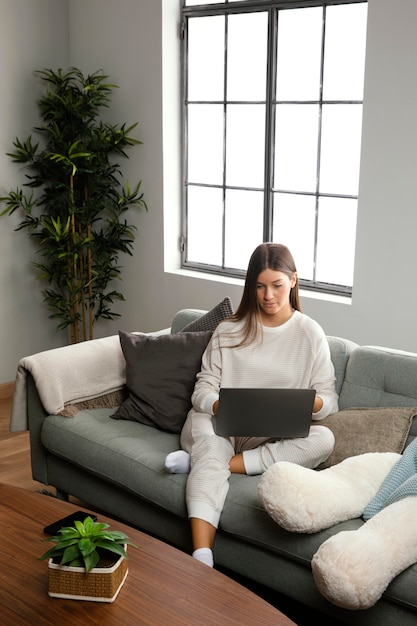 Vooraanzicht van mooie vrouw die op laptop verblijft