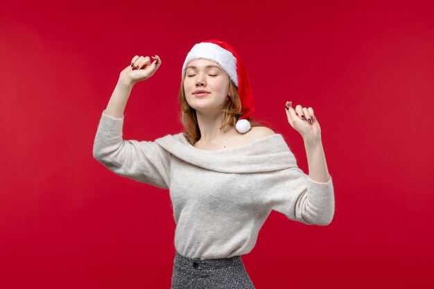 Vooraanzicht van mooie vrouw die op rood probeert te dansen