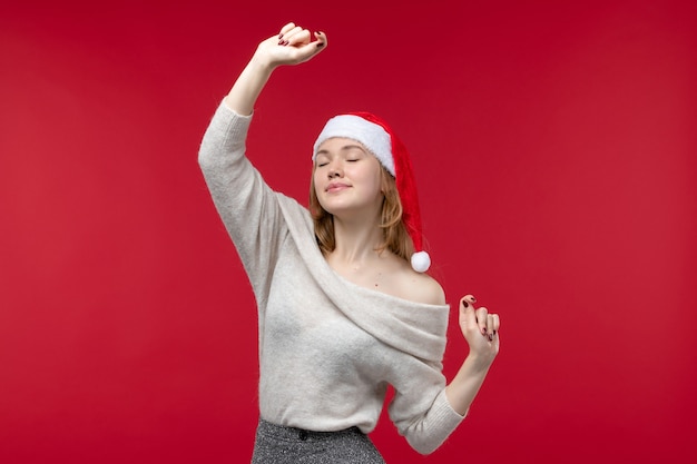 Vooraanzicht van mooie vrouw die op rood probeert te dansen