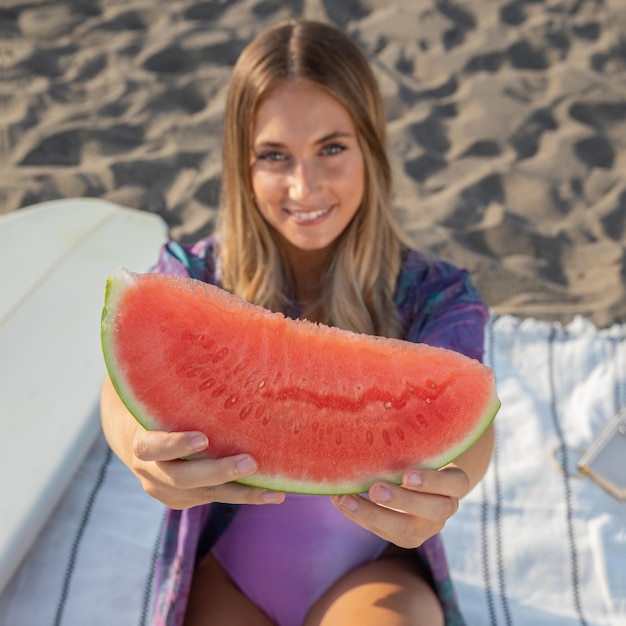 Vooraanzicht van mooie vrouw die watermeloen eet