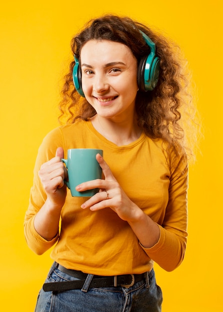 Vooraanzicht van mooie vrouw met een koptelefoon