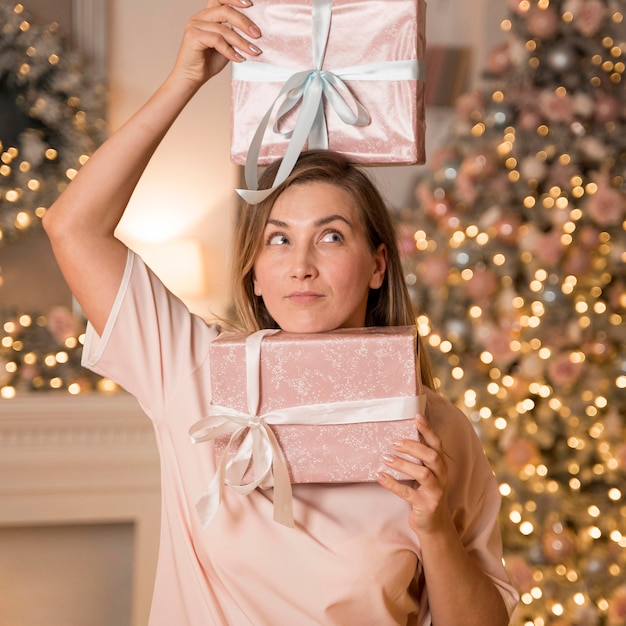 Vooraanzicht van mooie vrouw met geschenken