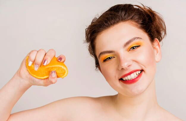 Vooraanzicht van mooie vrouw met oranje