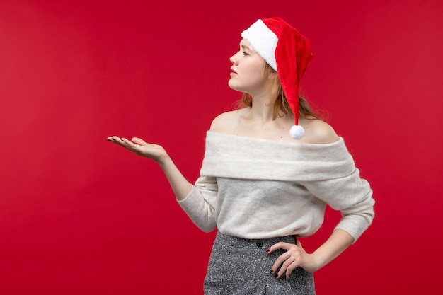 Vooraanzicht van mooie vrouw met verward gezicht op rood