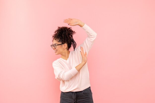 Vooraanzicht van mooie vrouw op roze