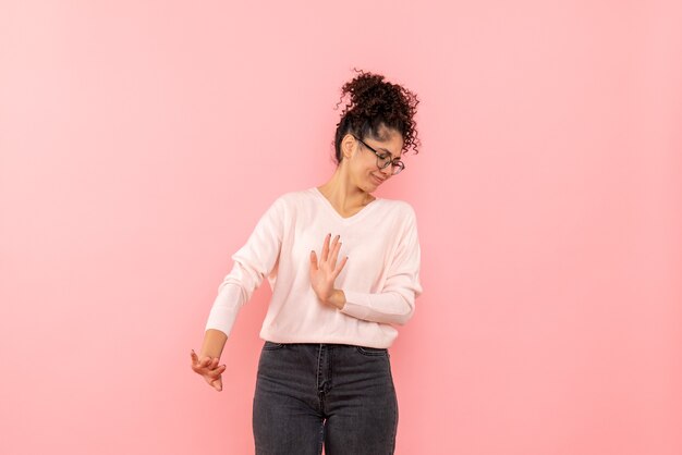 Vooraanzicht van mooie vrouw op roze