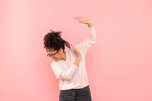 Gratis foto vooraanzicht van mooie vrouw op roze