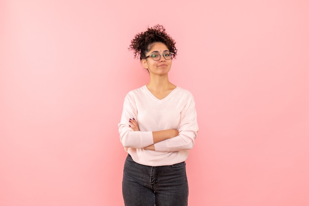 Vooraanzicht van mooie vrouw op roze