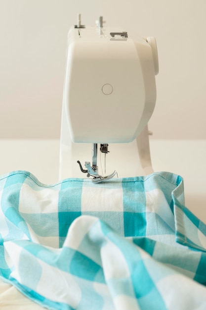 Vooraanzicht van naaimachine en textiel