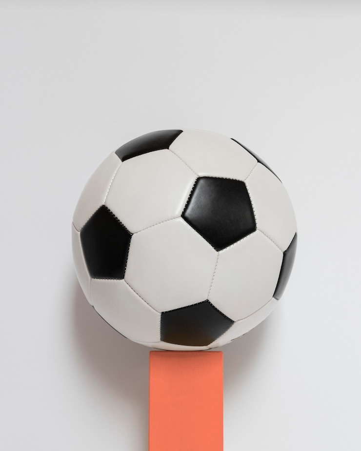 Gratis Foto vooraanzicht van nieuw voetbal op voetstuk