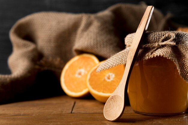 Vooraanzicht van oranje marmelade Vlaamse gaai met lepel